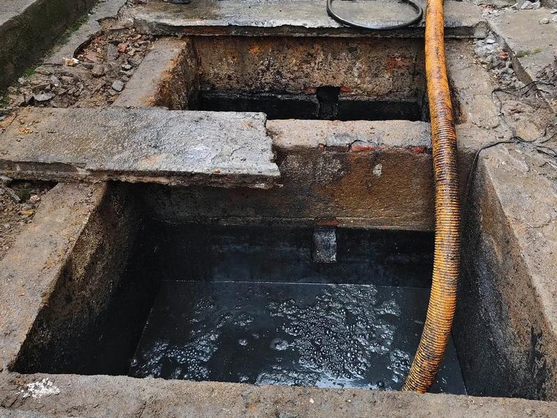 鲁迅园清理化粪池